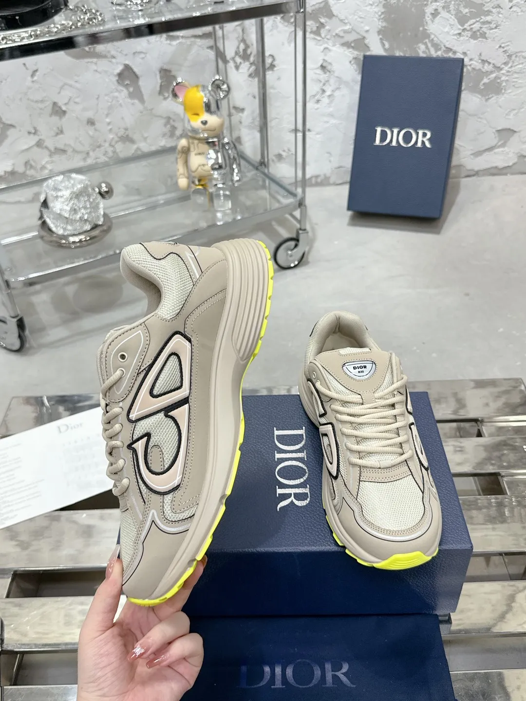 Men's men's shoes 💰600❤️❤️❤️High version Dior Dior's latest color matching B30 series reflective dad sneakers original 17380💰 purchased for development and production Brand new B30 sneakers Dad Shoes style shoes that follow the trend of the retro market The Dior logo on the tongue also indicates that this pair of shoes is the B30 model! B30 uses fine-textured leather and mesh cloth materials to form a shoe body. There are conspicuous letters CD on both sides of the shoe body to indicate identity. Many lines on the shoe body outline details to make the shoes look less monotonous and full of retro flavor. The delivery counter is exquisitely packaged🛍📦 ▪️Fabric: Original customized technical fabric + mesh ▪️Inner lining: Customized breathable lining ▪️Outsole: Original molded IP foam + TPU outsole ▪️Sole thickness: 3.5CM ▪️Size: Women’s size 35-40 / Men’s size 39-46